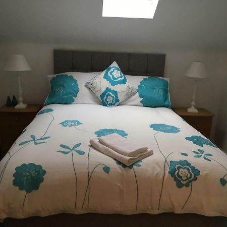 Spacious And Bright Town Centre Apartment Ballycastle Exterior foto